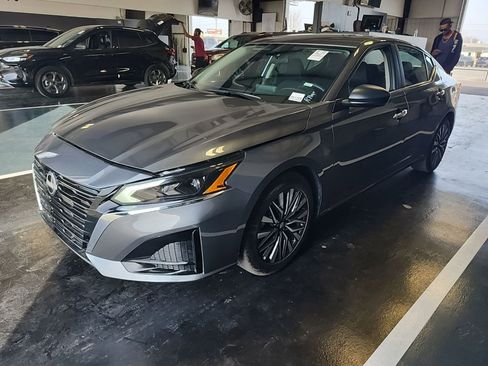 Used 2025 Nissan Altima 2.5 SV image 2