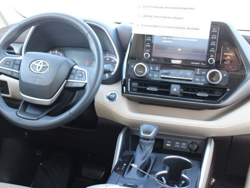 Certified 2022 Toyota Highlander XLE image 26