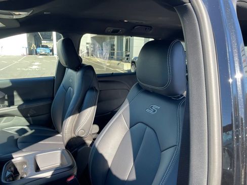 New 2026 Chrysler Pacifica Select w/ S Appearance Package FWD image 9