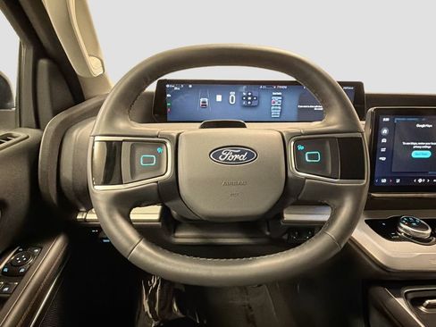 Used 2025 Ford Expedition Active AWD/4WD image 14