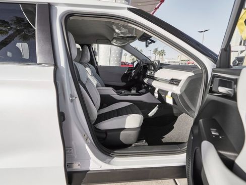Used 2025 Mitsubishi Outlander SE image 12