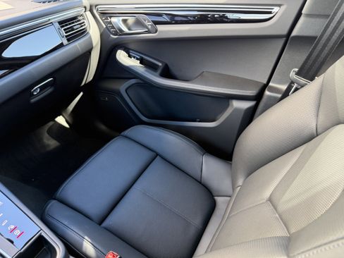New 2025 Porsche Macan image 4