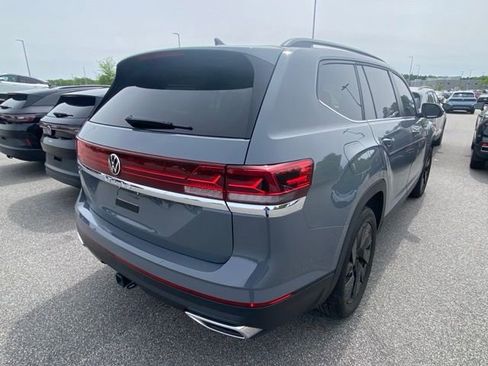 Used 2025 Volkswagen Atlas SE w/ Panoramic Sunroof Package image 11