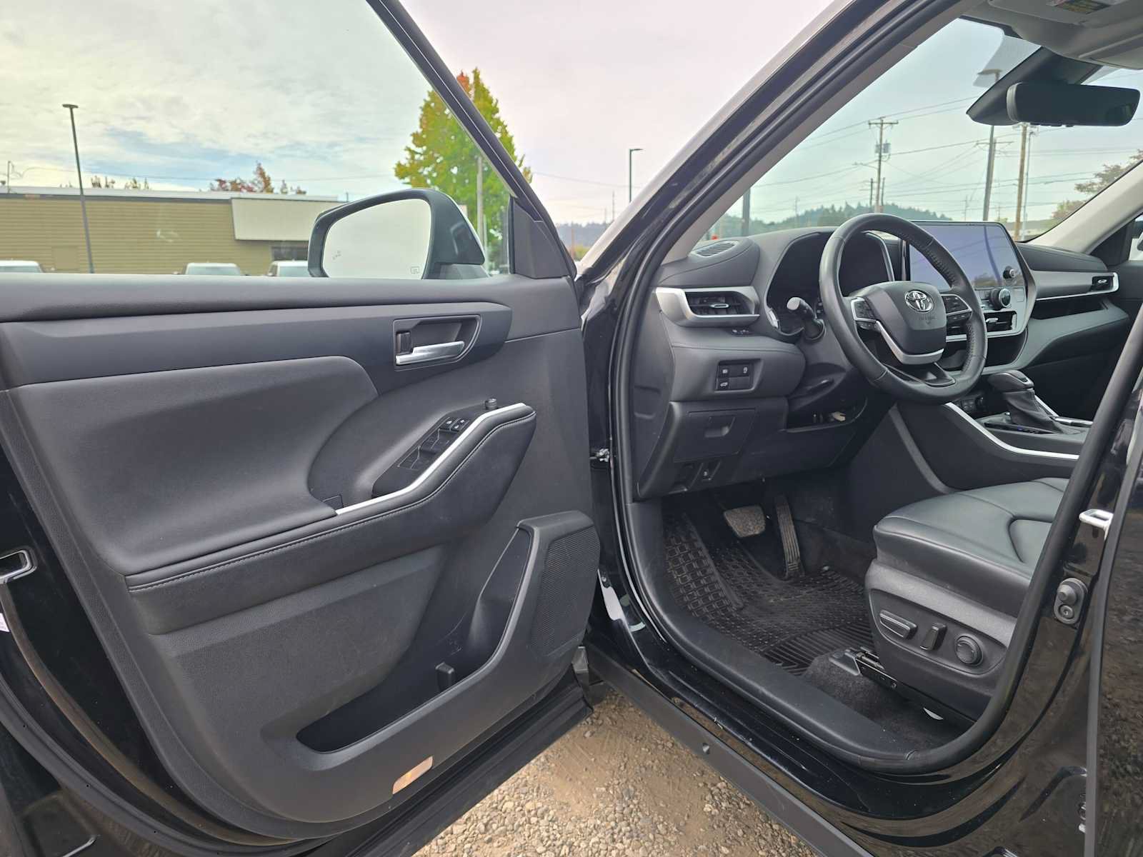 Used 2023 Toyota Highlander XLE AWD/4WD image 19