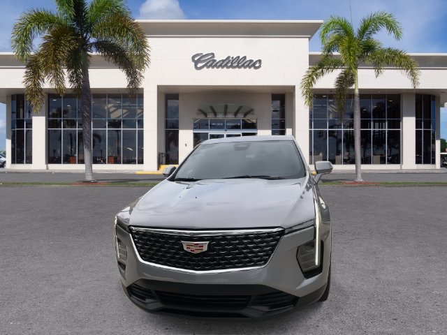Used 2024 Cadillac XT4 Luxury w/ Cold Weather Package FWD image 4
