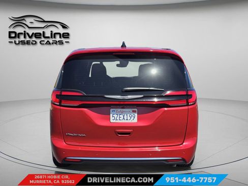 Used 2025 Chrysler Pacifica Select FWD image 3