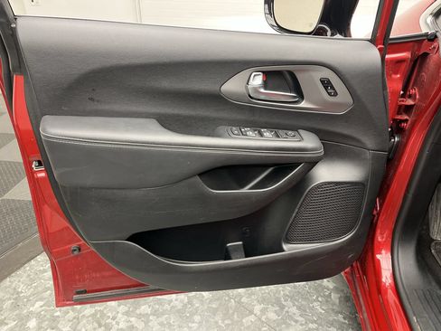 Used 2025 Chrysler Pacifica Select FWD image 7