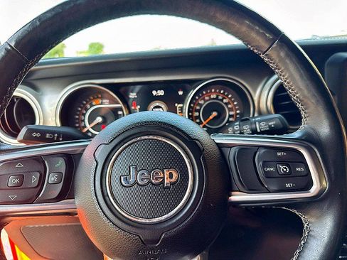 Used 2018 Jeep Wrangler Unlimited Sahara w/ Dual Top Group AWD/4WD image 20