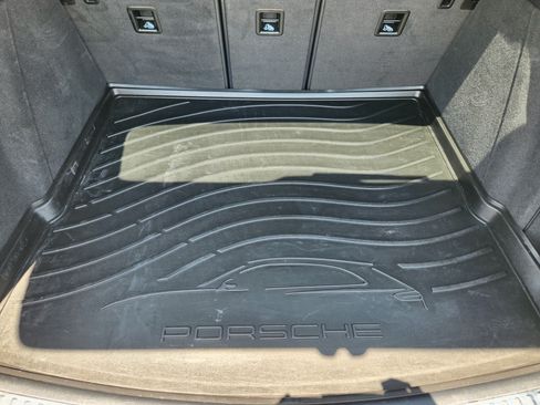 Used 2023 Porsche Macan AWD/4WD image 32