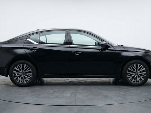 Used 2025 Nissan Altima 2.5 SV image 11