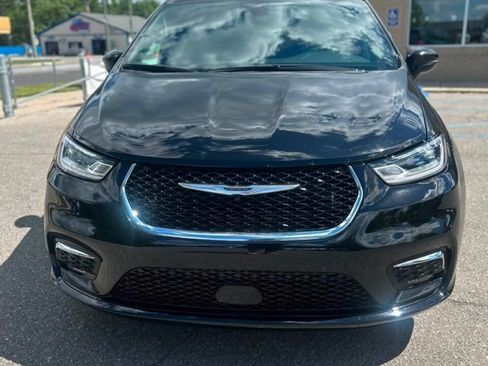 Used 2025 Chrysler Pacifica Select FWD image 2
