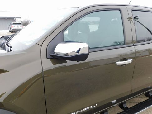 Used 2024 GMC Canyon Denali image 17