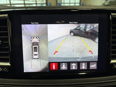 Used 2025 Chrysler Pacifica Limited image 17