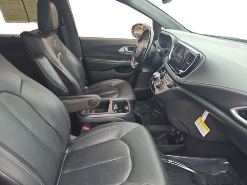 Used 2021 Chrysler Pacifica Touring-L w/ Uconnect Theater Family Group FWD image 15