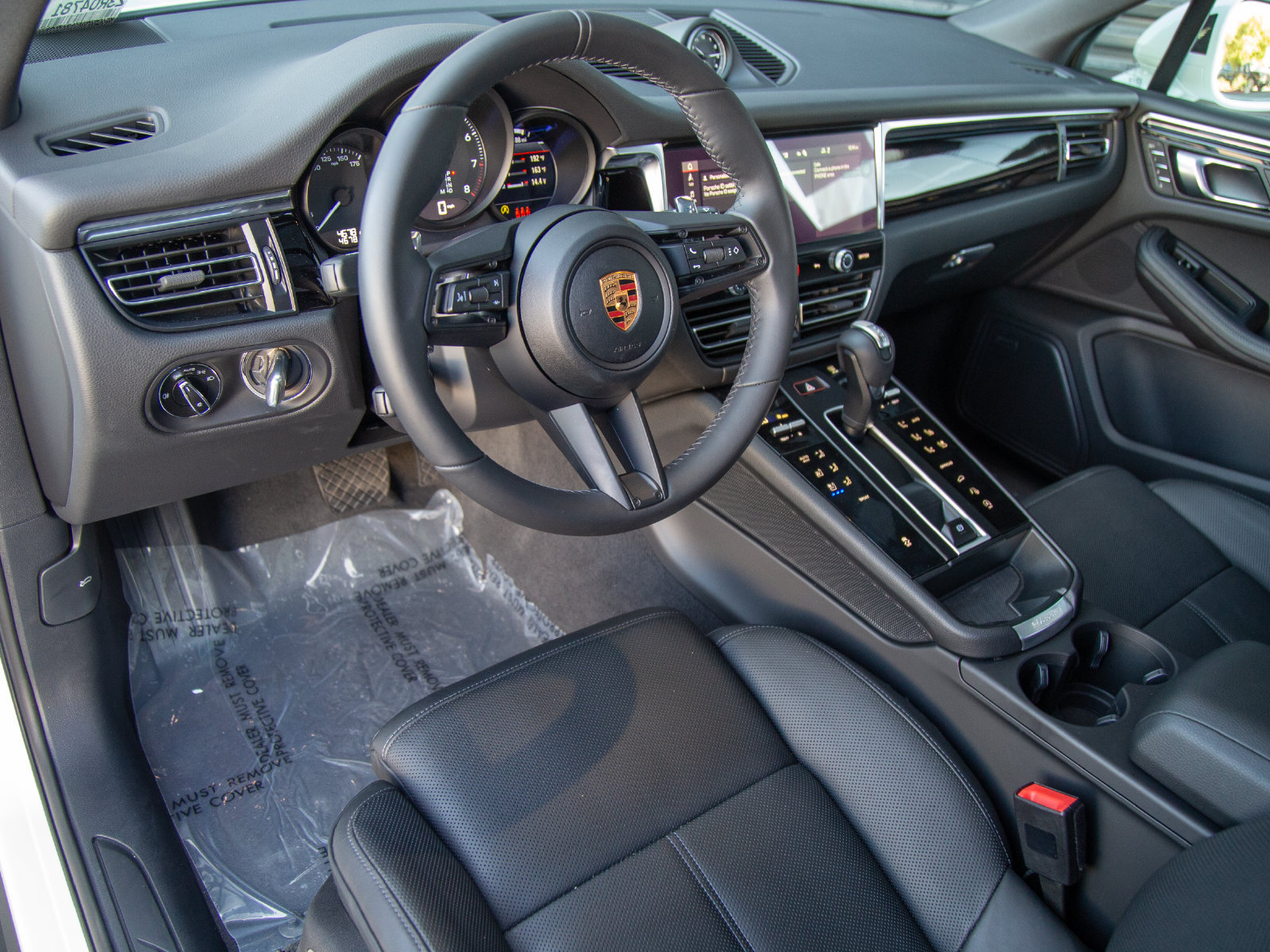 Certified 2026 Porsche Macan AWD/4WD image 4
