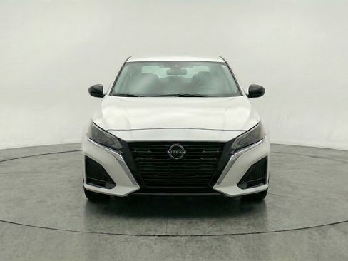 Used 2025 Nissan Altima 2.5 SV FWD image 2