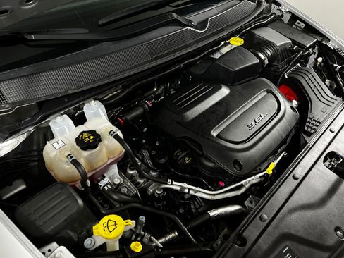 Used 2024 Chrysler Pacifica Touring-L image 10