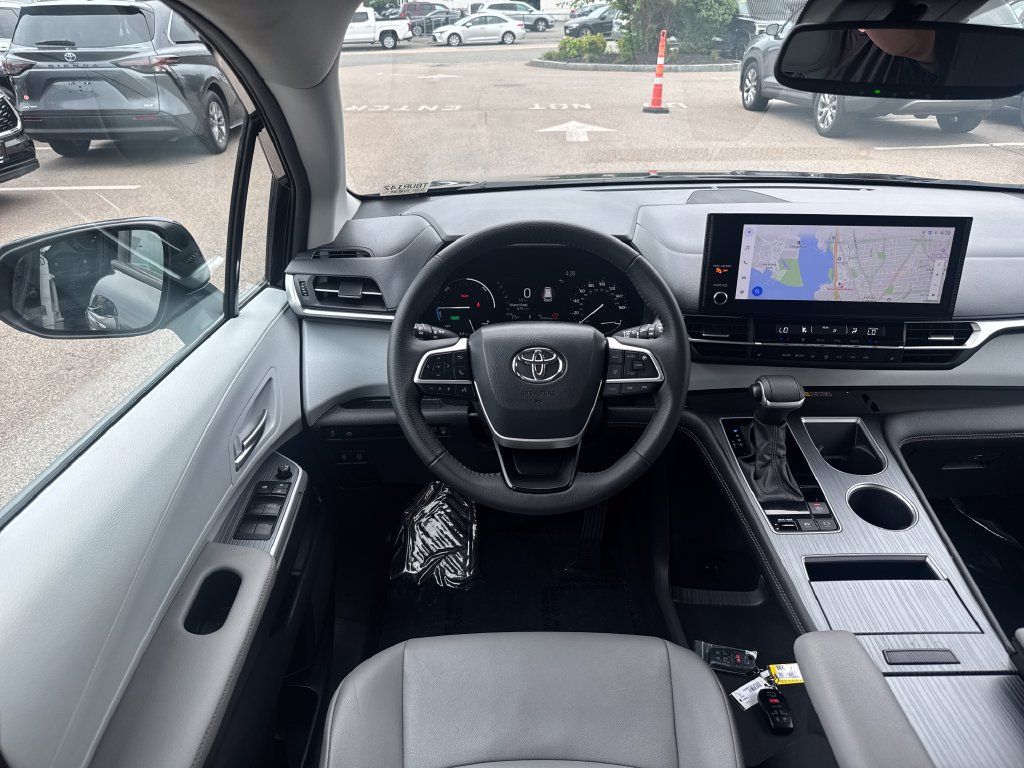 Used 2026 Toyota Sienna XLE AWD/4WD image 13