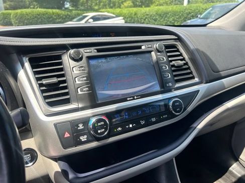 Used 2014 Toyota Highlander XLE AWD/4WD image 25