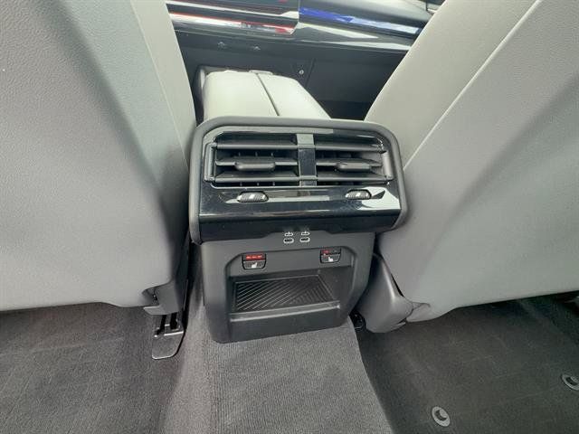 Used 2025 BMW 550e xDrive w/ Premium Package AWD/4WD image 27