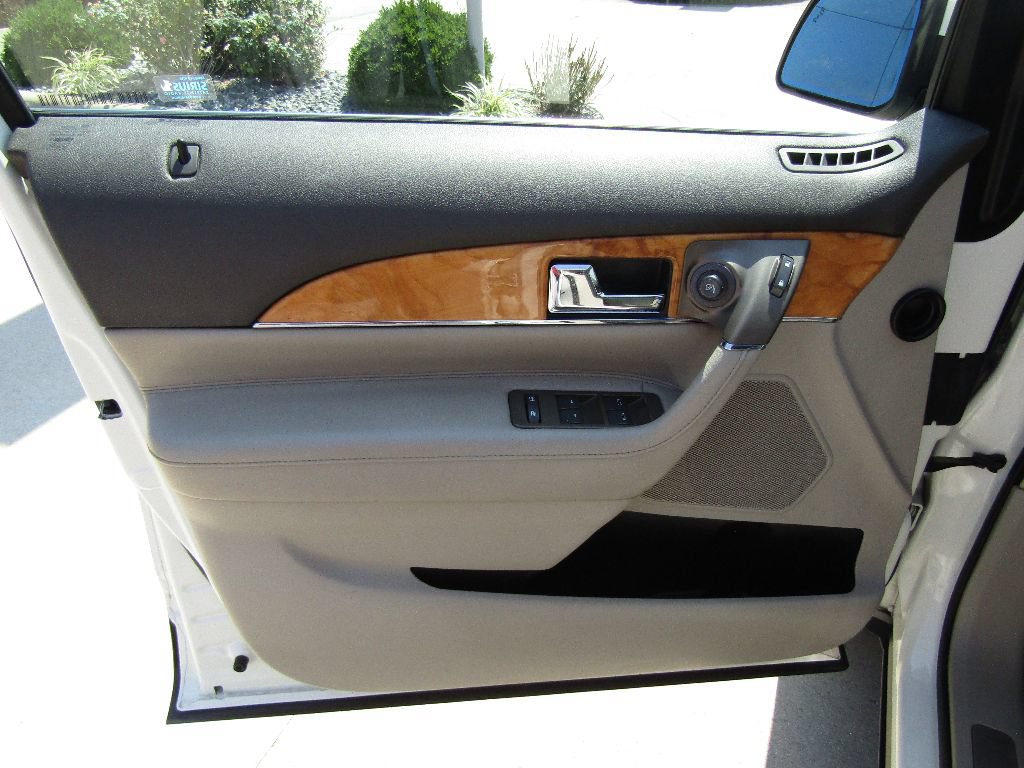 Used 2013 Lincoln MKX AWD image 12