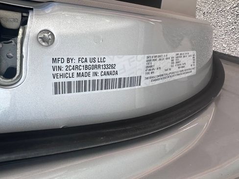 Used 2024 Chrysler Pacifica Touring-L FWD image 10