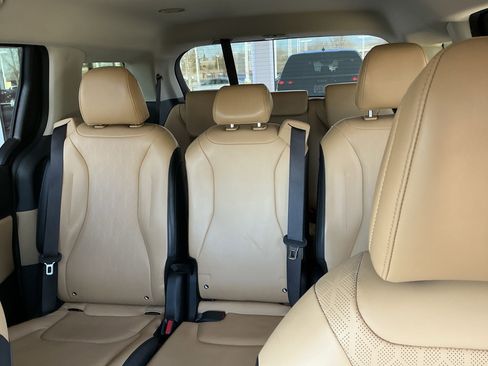 Used 2022 Kia Carnival LX image 31