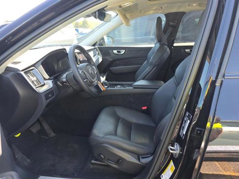 Used 2024 Volvo XC60 B5 Core AWD/4WD image 3