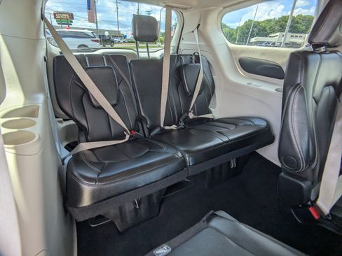 Used 2024 Chrysler Pacifica Touring-L FWD image 13