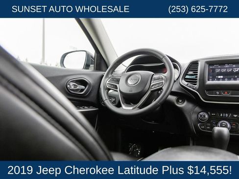 Used 2019 Jeep Cherokee Latitude Plus AWD/4WD image 45