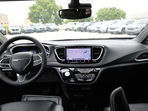 Used 2025 Chrysler Pacifica Select FWD image 14