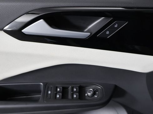 Used 2025 Volkswagen Taos S image 32