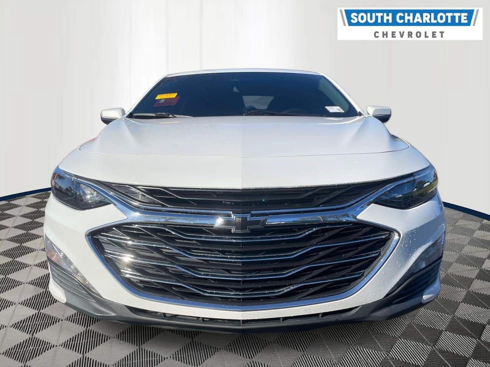 Used 2023 Chevrolet Malibu LT FWD image 2