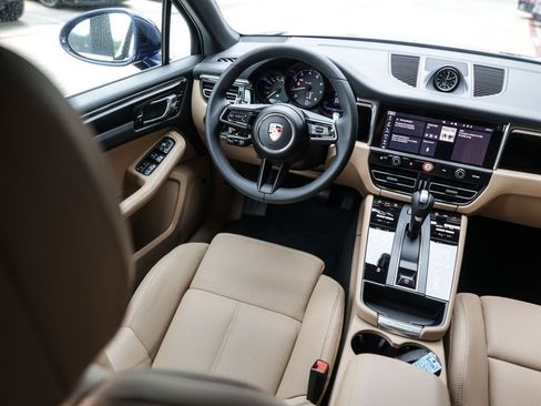 Certified 2025 Porsche Macan AWD/4WD image 34