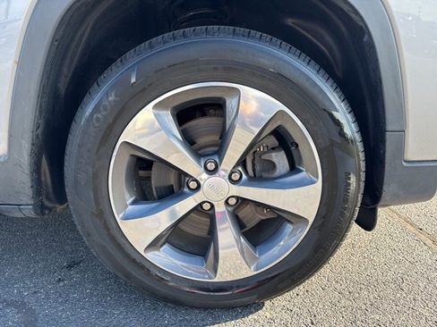 Used 2019 Jeep Cherokee Limited image 3