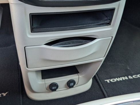 Used 2011 Chrysler Town & Country Touring FWD image 17