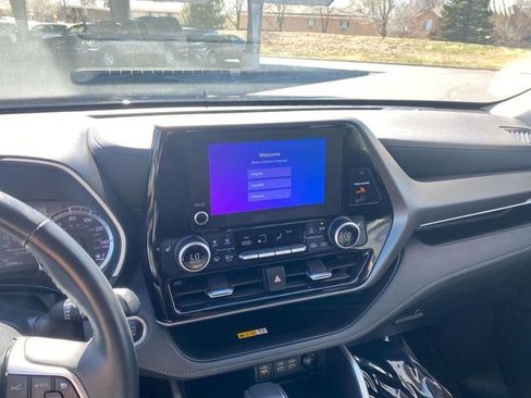 Used 2024 Toyota Highlander XLE image 16