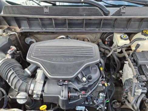 Used 2018 GMC Acadia SLE image 25