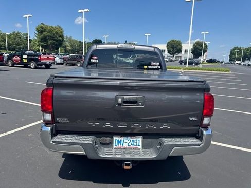 Used 2018 Toyota Tacoma TRD Off-Road AWD/4WD image 5
