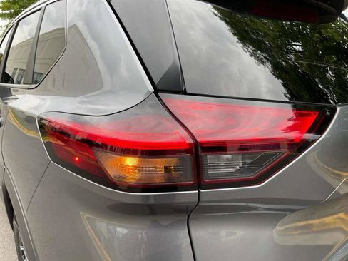 Used 2024 Nissan Rogue SV image 88