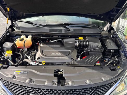 Used 2017 Chrysler Pacifica Limited image 59