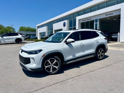 New 2026 Volkswagen Tiguan SE FWD image 1