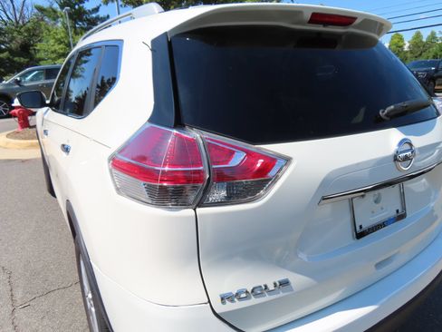 Used 2016 Nissan Rogue SV w/ SV Premium Package AWD/4WD image 9