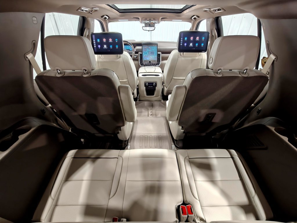 Used 2026 GMC Yukon Denali w/ Advanced Technology Package AWD/4WD image 42