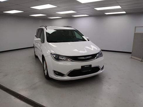 Used 2019 Chrysler Pacifica Touring Plus w/ Cold Weather Group image 2