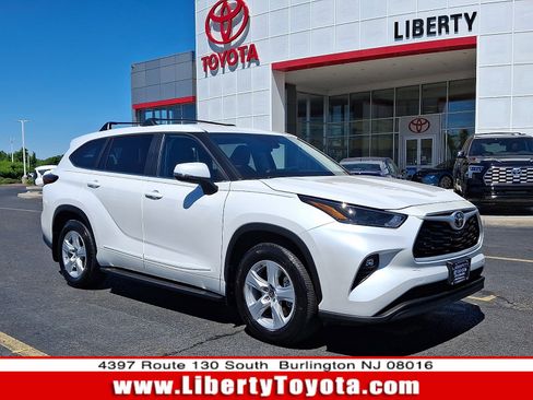Used 2025 Toyota Highlander LE AWD/4WD image 1