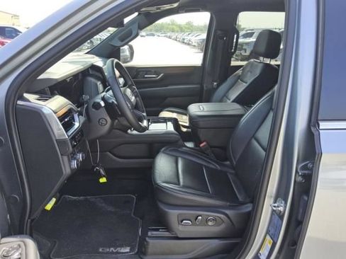 Used 2025 GMC Yukon Denali AWD/4WD image 3