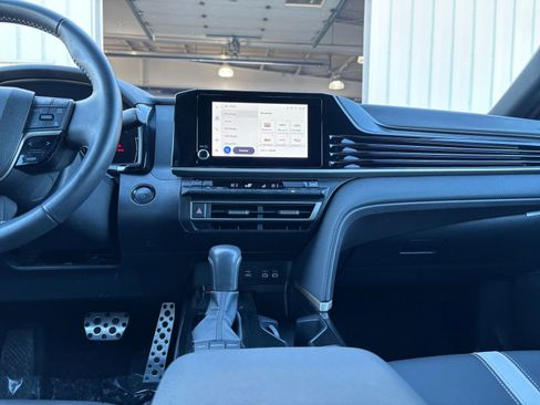 Used 2025 Toyota Camry SE image 18