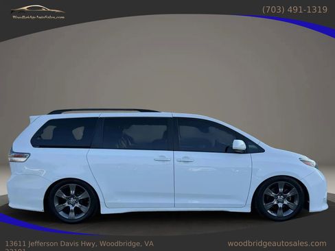 Used 2016 Toyota Sienna SE Premium image 2