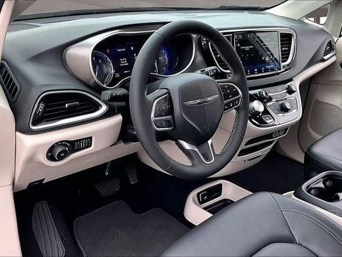 Used 2024 Chrysler Pacifica Touring-L image 17